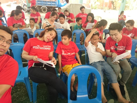 Wells Fargo volunteers spend time with children of a public school (Photo: Business Wire)