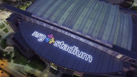 A bird’s eye view of NRG Stadium’s roof shines with more than 125,000 LED lights to showcase the stadium logo. The signage encompasses nearly 50,000 square feet but only requires 15 kilowatts of energy, the same as around five home air-conditioning units. (Photo: Business Wire)
