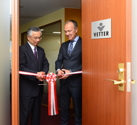 Left to right: Dr. Hitoshi Kuboniwa (Senior Vice President and General Manager of Pharmaceutical Technology Division at Chugai Pharmaceutical Co., Ltd.) and Peter Soelkner (Managing Director Vetter) share in the cutting of the ribbon signaling the opening of the Vetter Pharma International Japan K.K. office, its second in the Asia Pacific region. (Photo: Business Wire)