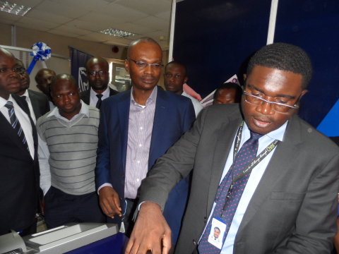 Mr. Obinnia Abajue, Executive Director of Stanbic IBTC Bank and Mr. Olumide Bajomo, Managing Director of Avanage(GRG's local partner) test GRGBanking's cash recycling solution P5800. (Photo: Business Wire)