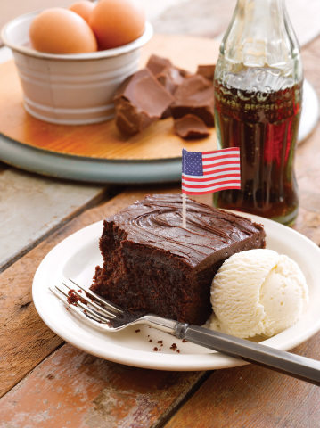 Double Chocolate Fudge Coca-Cola® Cake will be complimentary to veterans at all Cracker Barrel locations on Veterans Day, Nov. 11. (Photo: Business Wire)