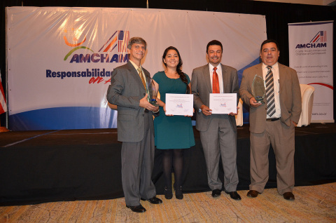 Representatives of Standard Fruit Company of Costa Rica S.A. receive the prestigious "Social Responsibility in Action" award from the Costa Rican American Chamber of Commerce (AmCham) (Photo: Business Wire)