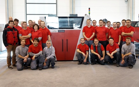 The voxeljet team is pleased with the 100th installed 3D printing system: a VX1000. (Photo: Business ... 