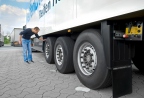 Sicher und effizient zum Ziel: Lkw-Reifen sollten speziell auch in der kälteren Jahreszeit gecheckt werden. Foto:Delticom AG, Hannover