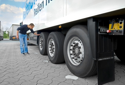 Safely and efficiently to your destination: Check your tyres for trucks especially in the colder time of the year. Photo: Delticom AG, Hanover (Photo: Business Wire)