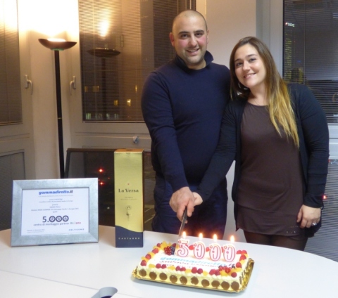 Dario and Cristina Polli von MIDA GOMME, Milano, the 5,000 fitting partner in the service partner network of gommadiretto.it, has been warmly welcomed and awarded. Photo: Delticom AG, Hanover