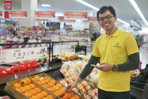Honestbee Shopper picking up groceries for customers (Photo: Business Wire)