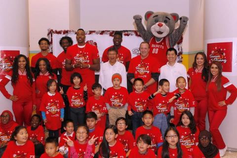 ZTE Volunteer and NBA super star at Season of Giving Charity Event (Photo: Business Wire)
