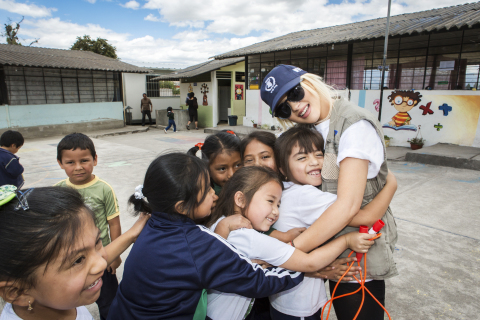 Multi-Grammy Award winner Christina Aguilera visited with children in Ecuador while on a humanitarian trip with the United Nations World Food Programme (WFP).  While in Ecuador, Aguilera filmed a new PSA for Yum! Brands World Hunger Relief effort that raises awareness, volunteerism and funds for WFP and other hunger relief agencies. Visit www.HungertoHope.com to learn more and donate. (Photo: Business Wire)