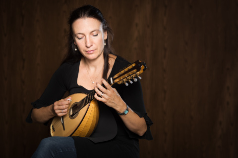 Caterina Lichtenberg releases online classical mandolin lessons through ArtistWorks.com. (Photo: Business Wire)