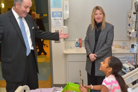 James T. Boyle, CEO of LabCorp Diagnostics and Tiana G. Ayotte, LabCorp Senior Vice President & Deputy Chief Compliance Officer, and member of the UNC Children's Board of Visitors, deliver a Cheeriodicals Big Green Box of Cheer. (Photo: Business Wire)