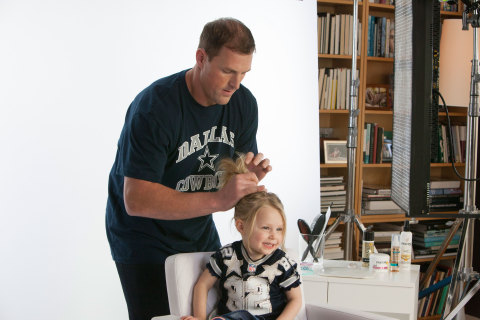 Dallas Cowboys' Jason Witten partners with Pantene to create a #DadDo on his daughter. (Photo: Business Wire)
