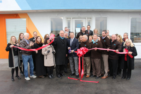 Lebanon Mayor Philip Craighead and Summit Automotive Partners CEO Bill Carmichael cut the ceremonial ribbon today, welcoming Vibe Auto dealership to the Lebanon, alongside members of the Chamber of Commerce. (Photo: Business Wire)