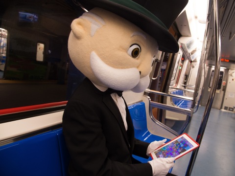 For World MONOPOLY Day on March 19, 2016, MR. MONOPOLY celebrates the MONOPOLY EMPIRE game and tries to beat his high score on Candy Crush Saga. (Photo: Business Wire)