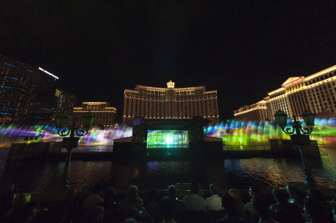 ラスベガスで行われた歌舞伎イベントである、Kabuki Spectacle at Fountains of Bellagio: Koi-Tsukami “Fight with a Carp”では、パナソニックのプロジェクターを使い、世界最大級のウォータースクリーンへの投影を行いました。（写真：ビジネスワイヤ）