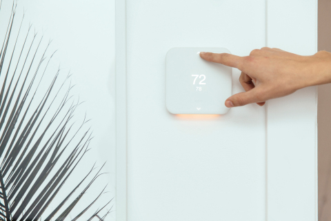 A minimal design approach allows the Vivint Element thermostat to blend well with any style (Photo: Business Wire) 