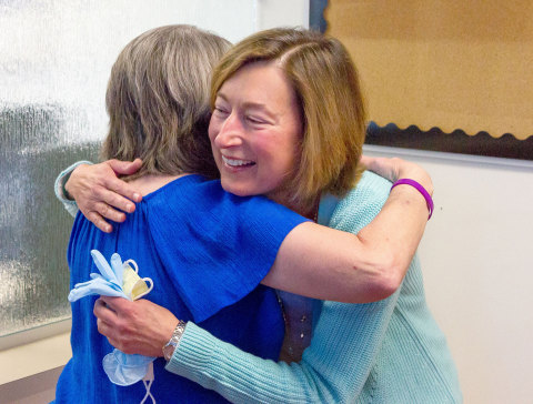 Tammy Griffin hugs Linda Karr when the two women met for the first time after their rare transplant. In the domino procedure, Griffin received a new heart and lungs, and donated her old heart to Karr. (Photo: Business Wire)