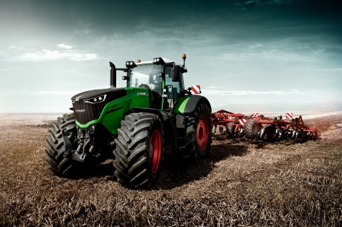 With the Fendt 1000 Vario, AGCO has once again succeeded in designing a tractor, which, as the world's most powerful standard tractor, manages to convey both power and high-tech. (Photo: Business Wire)