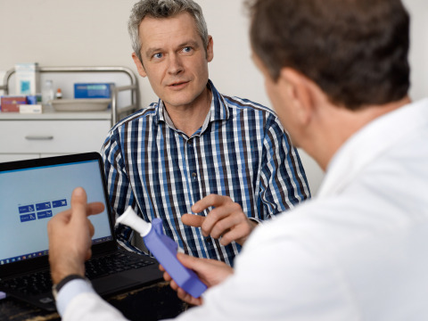 A physician performs an occupational health spirometry screening using ndd Medical's mobile Easy on-PC, the first PFT technology approved for the Coal Miner Health Surveillance Program. (Photo: Business Wire)