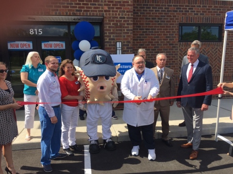Ribbon Cutting (L-R): Angie Boggs, Regional Administrator, PPT; Thomas Kropinski, PT assistant; Kimberly Shull-Massey, PT; Blowie, Blowfish Baseball mascot; Dr. John Saunders, Doctors Care; Dr. Barry Fitch, president of Progressive Physical therapy; Dr. Thomas Gibbons, president and chief medical officer of Doctors Care, P.A. (Photo: Business Wire)