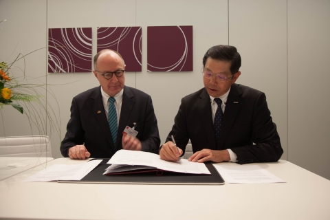 (Left) Anton S.Huber, CEO of the Digital Factory Division at Siemens AG,
and (Right) Hiroyuki Aota, Executive Officer of Panasonic Corporation, 
at the Signing Ceremony (Photo: Business Wire)