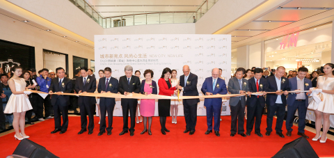 Taubman Centers, Inc. Chairman, President and Chief Executive Officer Robert Taubman and Taubman Asia President René Tremblay are joined by representatives from Wangfujing Group to cut the ribbon to mark the grand opening of the CityOn.Xi'an shopping center today in northwest China's Xi'an city, Shaanxi Province. The center is jointly developed by Taubman Asia and Wangfujing Group Co., Ltd. (Photo: Business Wire)