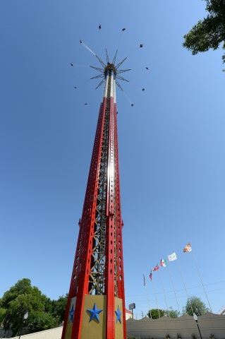Guests will be able to take in breathtaking views of Dubai Parks and Resorts while perched in open-air seats, hundreds of feet in the sky, similar to the Guinness World Record holder, 400-foot tall tower swing ride, Texas SkyScreamer at Six Flags Over Texas near Dallas, Texas. (Photo: Business Wire)