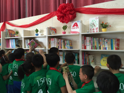 "Axalta Reading Corner" supported by books and computers donated by Axalta and its employees attracted students of a local elementary school. (Photo: Axalta)