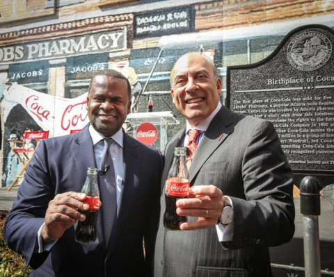 Atlanta Mayor Kasim Reed joins Coca-Cola Chairman and CEO Muhtar Kent and the Georgia Historical Society for the dedication of a historical marker at the intersection of Peachtree and Marietta streets, where the first Coca-Cola was served at Jacobs’ Pharmacy on May 8, 1886. Kent today announced that Coca-Cola will give $1.8 million to Atlanta’s Centennial Olympic Park District. (Photo: Business Wire)