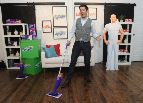 Home design expert and "Property Brother" Jonathan Scott hosts a Swiffer and Mr. Clean event in New York, Tuesday, May 17, 2016, to show how easy it is to achieve and maintain a clean slate when moving.  (Diane Bondareff/Invision for Procter & Gamble/AP Images)