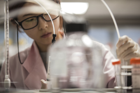 An engineer at the Samsung Bioepis R&D Center (Photo: Business Wire)