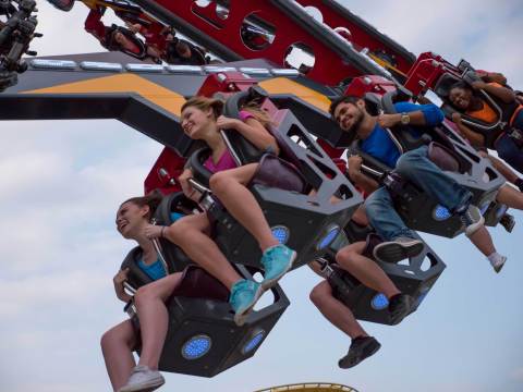 Guests take 360 degree spins while traveling nearly 50 miles per hour on CATWOMAN Whip. (Photo: Business Wire)