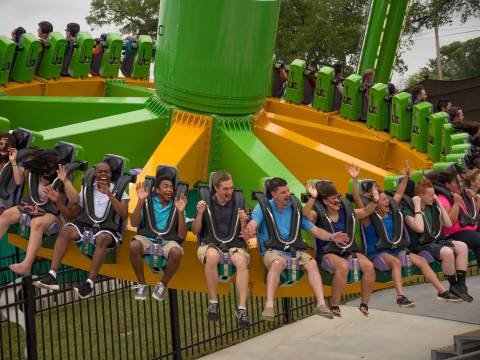 Experience weightlessness and dizzy spins while taking on THE RIDDLER Revenge. (Photo: Business Wire)