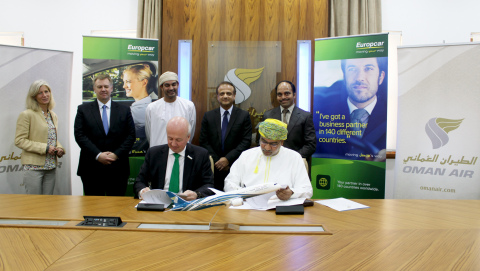 Signature du partenariat entre Marcus Bernhardt, Directeur Commercial du Groupe Europcar, et Mohammed Mubarak Al Shikely, Vice-président Marketing d’Oman Air (Photo: Business Wire)