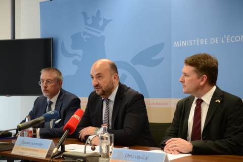 (from l. to r.) Patrick Nickels, president SNCI; Etienne Schneider, Deputy Prime Minister, Minister of the Economy; Chris Lewicki, President and CEO, Planetary resources Inc. (Photo: Business Wire)