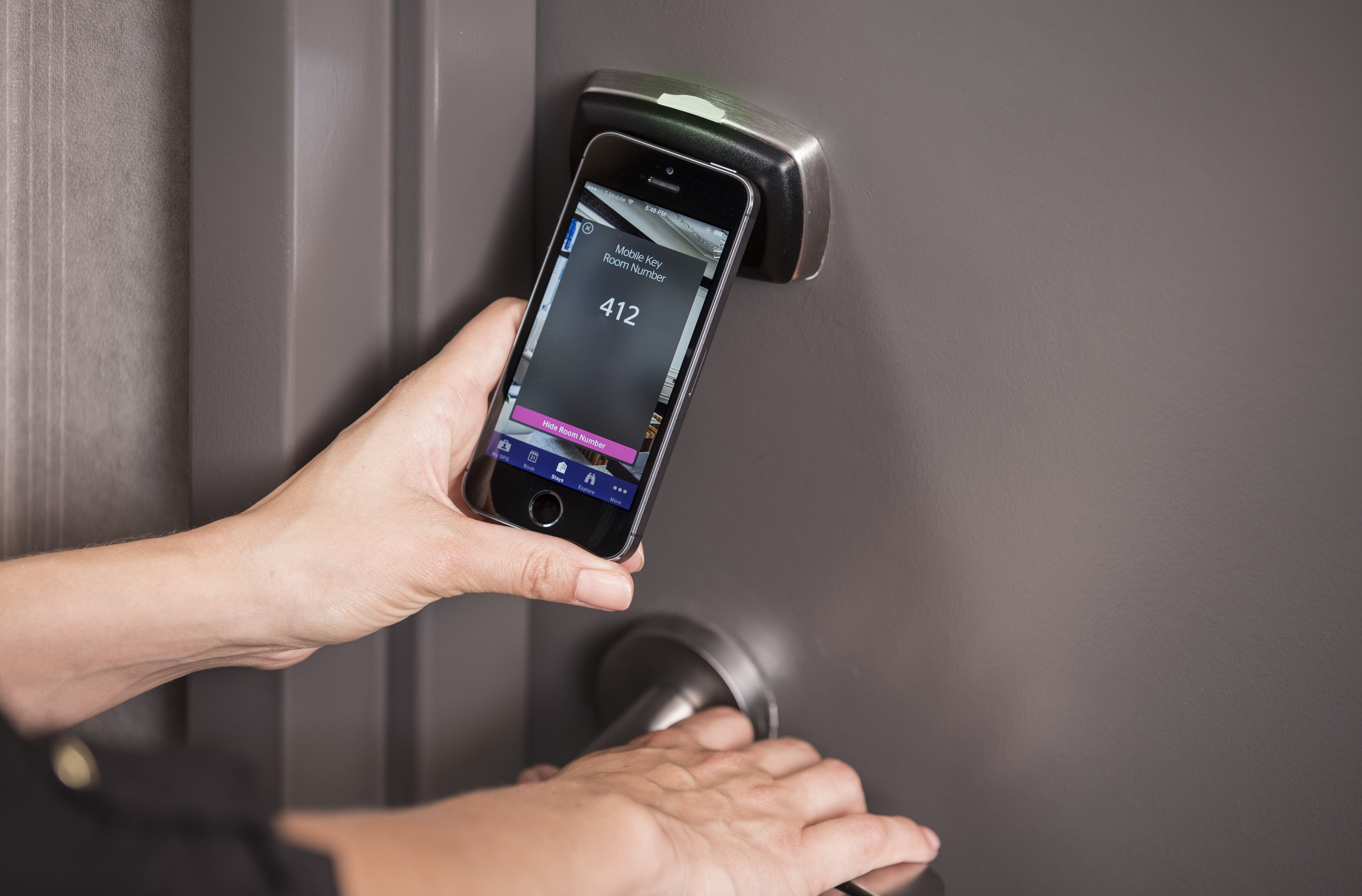 Система контроля телефон. SPG Keyless. Мобильный ключ в гостинице. Ключ для смартфона. Инновации в гостинице.