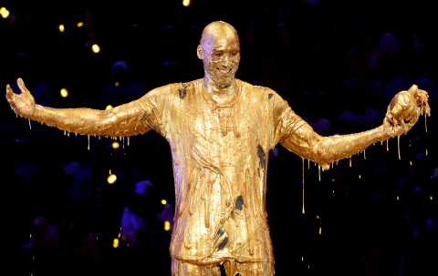 NBA All-Star Kobe Bryant Honored with Legend Award in Gold Slime Dousing at Nickelodeon's 'Kids' Choice Sports 2016' (Photo: Nickelodeon)
