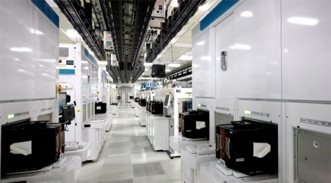 The clean room of New Fab2, Yokkaichi Operations (Photo: Business Wire)