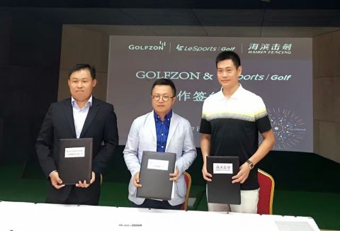 GOLFZON（总裁 张圣源,www.golfzonsimulator.com）公布了GOLFZON 与中国互联网龙头企业乐视视频旗下公司乐视体育的市场合作协议的签约仪式。从左至右 GOLFZON CHINA 总经理郑完镇先生，乐视体育高网事业部副总经理黄庆先生，王海滨国际击剑俱乐部 执行总裁 王盟先生. (照片：美国商业资讯)