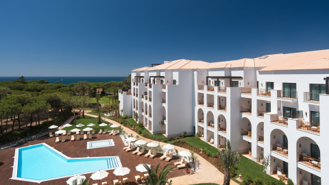 The Luxury Collection® Hotels & Resorts presenta el renovado resort Pine Cliffs