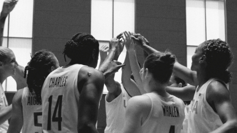 USA Basketball Women's team huddle. (Photo: Business Wire)