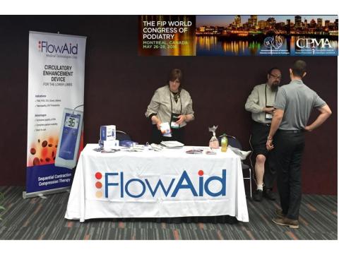 Dr. Jonathan Rosenblum demonstrating the FA100 SCCD for a conference participant. Fay Brezel, Director of Sales, at center. (Photo: Business Wire)