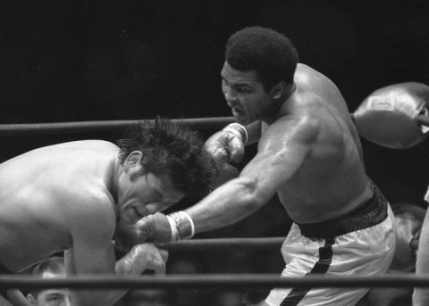 Keio Plaza Hotel Tokyo will hold "Sports Photograph Exhibition" in this autumn, 2016. This photo is a picture of Muhammad Ali scoring a jab to the left cheek of Antonio Inoki during their fight held in June 1976. (Source: Sports Nippon Newspapers)