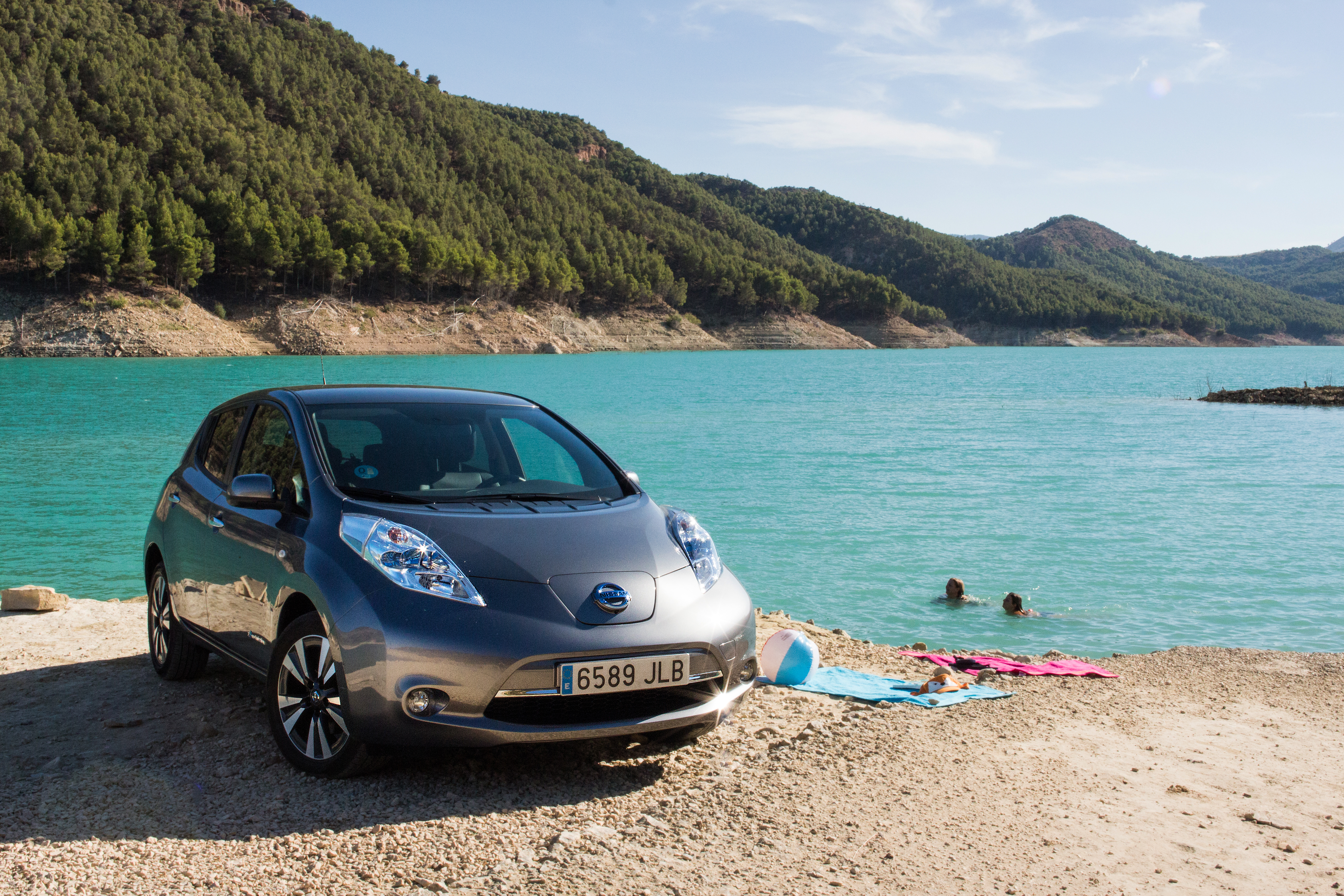 Nissan Leaf Goes The Distance In A Wild Drive Across Europe Business Wire