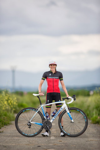 Gold-medal winning Olympian Gwen Jorgensen and her custom Specialized bike (Photo: Business Wire).