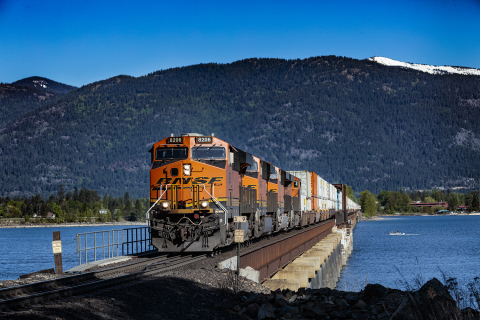 A BNSF train carrying intermodal containers moves through Sandpoint, Idaho. (Photo: Business Wire)