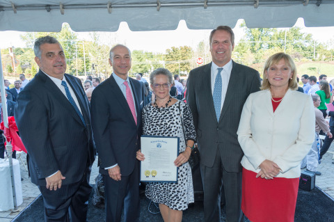 New Jersey Assemblywoman Mila M. Jasey holds the Proclamation to commemorate the grand opening of MetLife's new global Investments headquarters. She is joined by (left to right) Vision Real Estate Partners Founder and Managing Partner Sam Morreale, MetLife Chairman and CEO Steven A. Kandarian, MetLife Executive Vice President and Chief Investment Officer Steven J. Goulart and New Jersey Lieutenant Governor Kim Guadagno. (Photo: Business Wire)