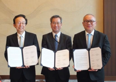 Signing Ceremony (from left: Masahiro Fujita (Senior Managing Executive Officer, Sumitomo); Masaaki Ito (President, Kuraray); Supattanapong Punmeechaow (President & CEO, PTTGC) (Photo: Business Wire)