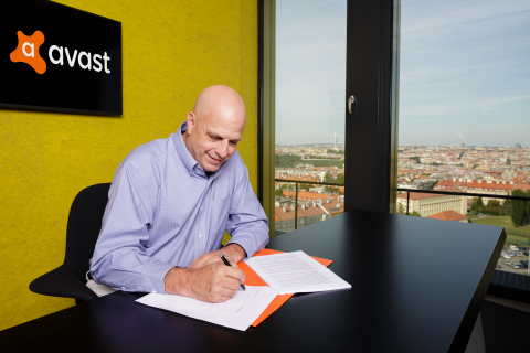 Avast CEO Vince Steckler signing AVG contract (Photo: Business Wire)