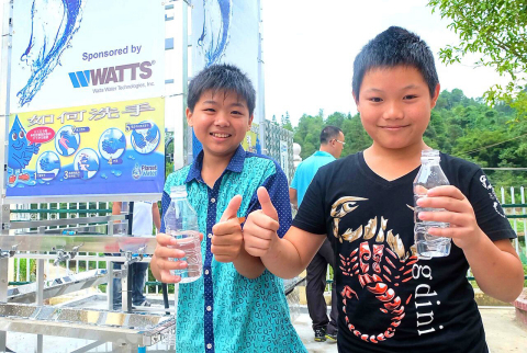 Boys from the Luoxiang Center Primary School enjoy their new drinking water. (Photo: Business Wire)